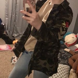 Camo jacket with flower embroidery